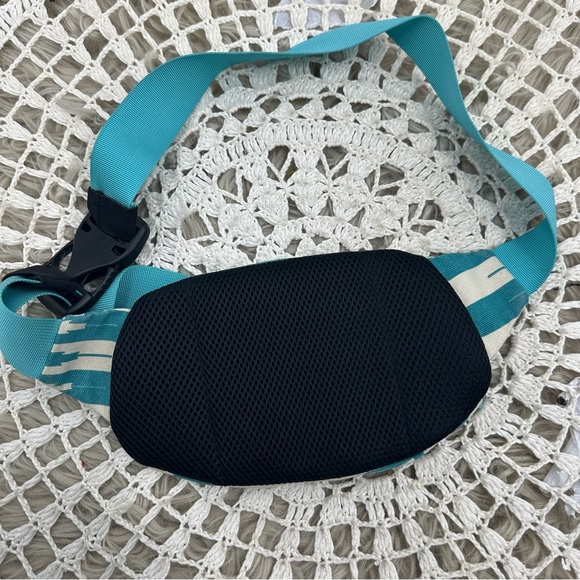 Kavu Canvas Spectator Belt Bag Blue Striped - Picture 6 of 8